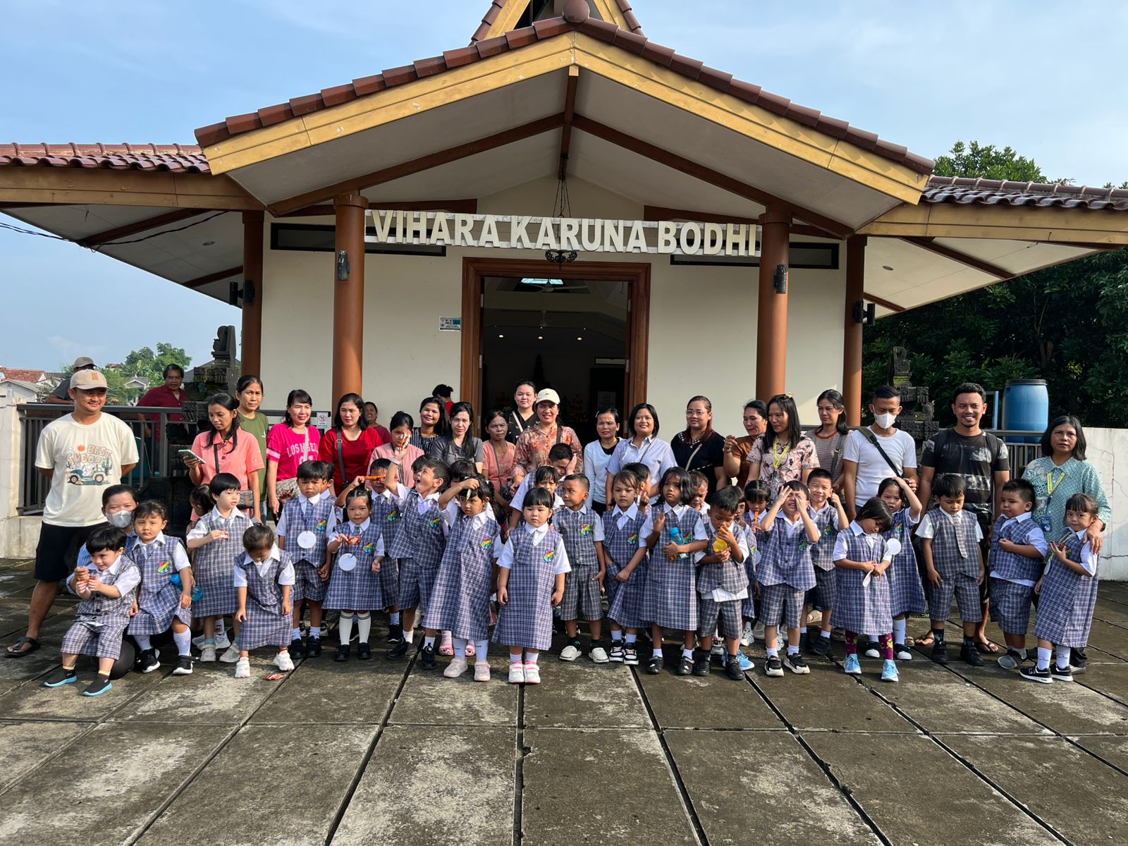 berkunjung ke Vihara